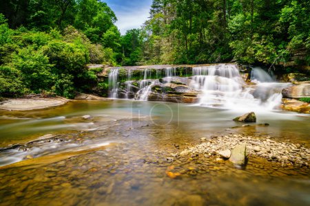 Téléchargez les photos : Image longue exposition de la cascade Living Waters en Caroline du Nord - en image libre de droit