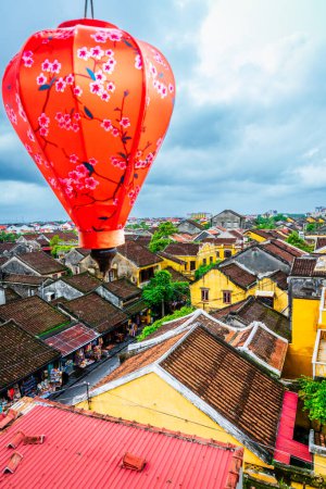 Téléchargez les photos : Vue de la partie centrale de la ville historique de Hoi An depuis un toit - en image libre de droit