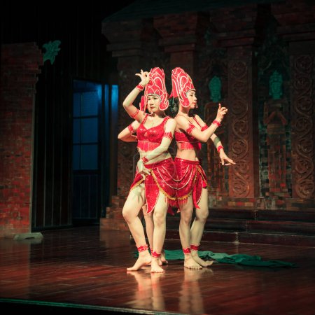 Téléchargez les photos : My Son, Vietnam, 21 novembre 2022 : Des artistes féminines manifestent la danse traditionnelle khmère dans un centre culturel au sanctuaire My Son au centre du Vietnam - en image libre de droit