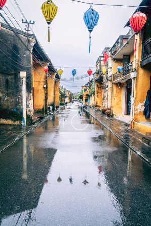 Téléchargez les photos : Scène de rue dans la vieille ville de Hoi An, Vietnam un jour de pluie - en image libre de droit