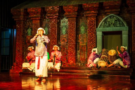 Téléchargez les photos : My Son, Vietnam, 21 novembre 2022 : Spectacle traditionnel khmer au centre culturel de My Son Sanctuary au centre du Vietnam - en image libre de droit
