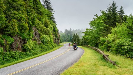 Téléchargez les photos : Motocyclistes sur la Blue Ridge Parkway par une matinée d'été - en image libre de droit
