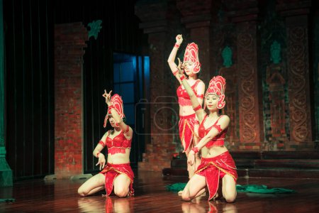Téléchargez les photos : My Son, Vietnam, 21 novembre 2022 : Des artistes féminines manifestent la danse traditionnelle khmère dans un centre culturel au sanctuaire My Son au centre du Vietnam - en image libre de droit