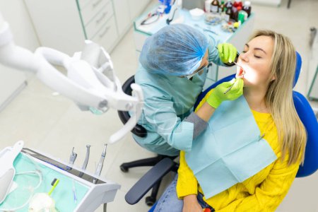 Téléchargez les photos : Concept de santé dentaire. bouche féminine en traitement dans une clinique dentaire - en image libre de droit