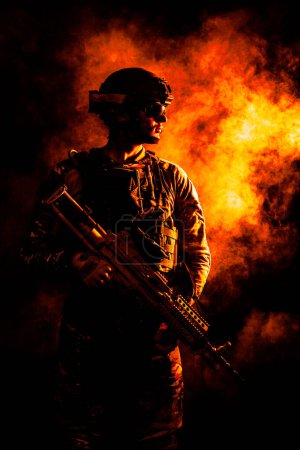Foto de Silueta retroiluminada de fuerzas especiales marinas sobre fondo de explosión de fuego. Batalla, bombas explotando, olas de humo - Imagen libre de derechos
