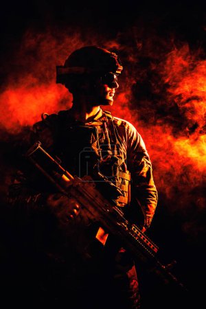 Foto de Silueta retroiluminada de fuerzas especiales marinas sobre fondo de explosión de fuego. Batalla, bombas explotando, olas de humo - Imagen libre de derechos