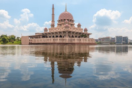 Foto de Masjid Putra at Dataran Putra in Putrajaya city, malaysia - Imagen libre de derechos