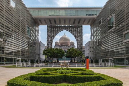 Foto de Dataran Putrajaya and Palace of Justice in Putrajaya, Malaysia - Imagen libre de derechos