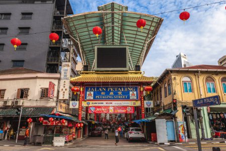 Foto de January 9, 2023: Entrance gate of petaling street, a Chinatown located in Kuala Lumpur, Malaysia. In the late 19th and early 20th Century it had been a commercial center with an important tapioca mill - Imagen libre de derechos