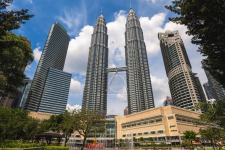 Foto de January 12, 2023: petronas twin towers, the tallest buildings in Kuala Lumpur, malaysia and the tallest twin towers in the world. construction started on 1 March 1993 and completed on 31 August 1999. - Imagen libre de derechos