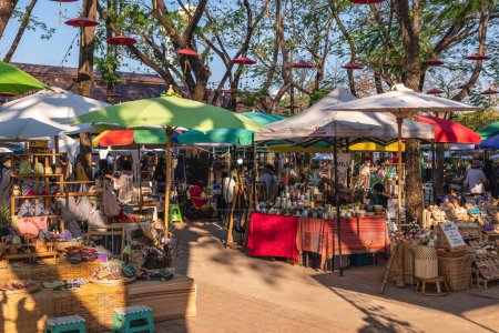Téléchargez les photos : February 11, 2023: Jing Jai market, a lively weekend market supplying organic fruit and vegetable, coffee and food, located in chiang mai, thailand. It takes place in the morning every weekend. - en image libre de droit