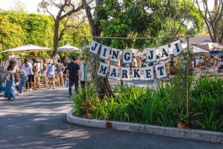 Foto de February 11, 2023: Jing Jai market, a lively weekend market supplying organic fruit and vegetable, coffee and food, located in chiang mai, thailand. It takes place in the morning every weekend. - Imagen libre de derechos
