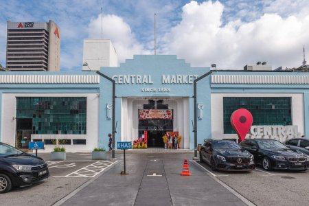 Foto de January 10, 2023: Central Market Kuala Lumpur located next to Klang River in Malaysia. The original building was built in 1888 by the British used as a wet market for citizens and tin miners. - Imagen libre de derechos