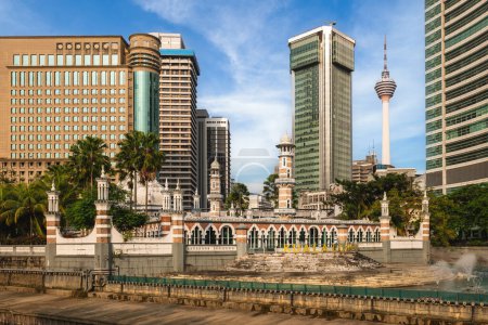 Jamek-Moschee und Kuala-Lumpur-Turm am Fluss des Lebens in Kuala Lumpur, Malaysia