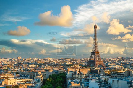 panorama Paryża z wieżą Eiffla we Francji o zmierzchu
