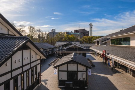 Foto de 22 de marzo de 2023: Johsaien, una instalación turística japonesa inaugurada el 5 de marzo de 2011 y ubicada en Sakuranobaba, junto al castillo de Kumamoto en la ciudad de Kumamoto, Kyushu, Japón. Trae 23 tiendas. - Imagen libre de derechos