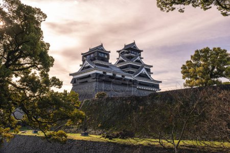 Foto de Tenshu del castillo de Kumamoto en la ciudad de kumamoto, kyushu, Japón - Imagen libre de derechos
