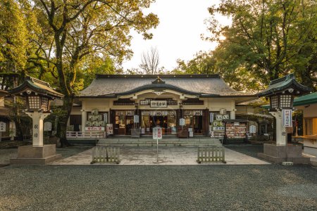 Foto de 22 de marzo de 2023: Santuario de Kato en el Castillo de Kumamoto, Kyushu, Japón. Honra al señor feudal local Kato Kiyomasa. Antiguo Santuario Nishikiyama construido en 1871, y reconstruido en 1877 después de la quema. - Imagen libre de derechos