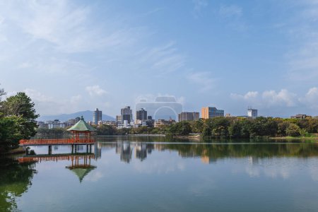 Téléchargez les photos : Pavillon hexagonal du parc Ohori dans la ville de Fukuoka, Kyushu, Japon - en image libre de droit