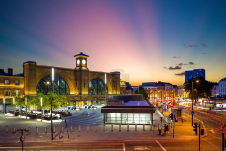 Téléchargez les photos : Vue de nuit de la station King Cross à Londres, Royaume-Uni - en image libre de droit