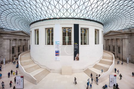 Téléchargez les photos : 28 juin 2018 : La salle de lecture et le toit de la Grande Cour Reine Elizabeth II du British Museum, situé dans le quartier Bloomsbury de Londres, Angleterre, Royaume-Uni. Il a été inauguré par la reine Elizabeth II en 2000. - en image libre de droit
