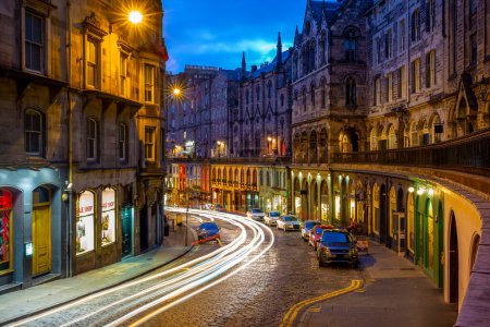 Foto de Vista nocturna de la calle Victoria en Edinburgh, Escocia - Imagen libre de derechos