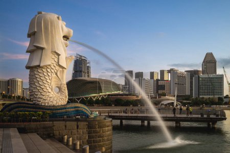 Foto de 6 de febrero de 2020: Estatua de Merlion en Marina Bay en Singapur. The Merlion es la mascota oficial de Singapur diseñada por Alec Fraser Brunner, ampliamente utilizada para representar la ciudad.. - Imagen libre de derechos