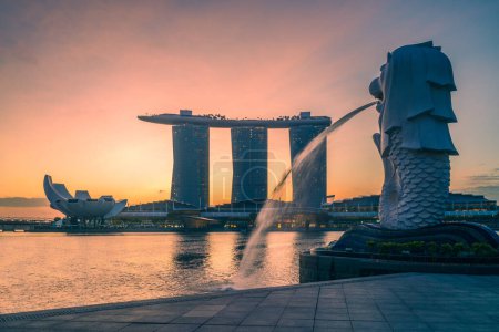 Téléchargez les photos : 6 février 2020 : merlion et sables dans la baie de la marina dans la zone centrale de Singapour. Le Merlion est la mascotte officielle du singapore conçu par Alec Fraser Brunner, largement utilisé pour représenter la ville. - en image libre de droit