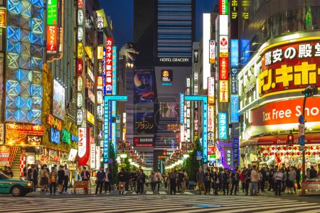 Foto de Tokio, Japón - 11 de junio de 2019: Godzilla se dirige a la calle Shinjuku. Godzilla es un monstruo ficticio apareció por primera vez en 1954 película "Godzilla", luego se convirtió en un icono de la cultura pop en todo el mundo
. - Imagen libre de derechos