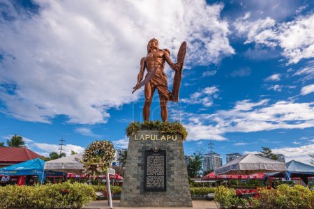 Téléchargez les photos : 5 mai 2023 : Statue de Lapulapu au sanctuaire de Mactan, île de Mactan, Cebu, Philippines. Il a été érigé pour honorer le premier héros philippin, Rajah Lapu Lapu, qui s'est levé contre les colonisateurs espagnols. - en image libre de droit
