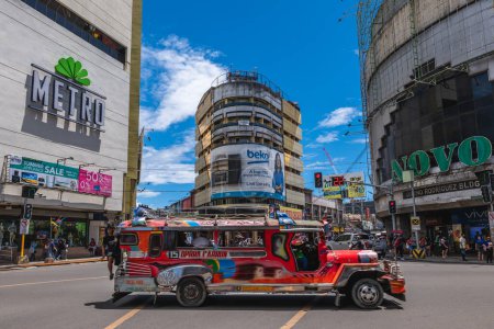 Téléchargez les photos : 5 mai 2023 : A Jeepney drive by Colon Street and Osmena Boulevard intersection. Colon Street est la plus ancienne et la plus courte route nationale des Philippines. C'était autrefois le cœur de la ville de Cebu. - en image libre de droit