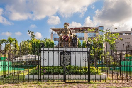 Téléchargez les photos : 8 mai 2023 : Monument Rajah Humabon à Cebu, Philippines. Il honore Rajah Humabon, le premier chef philippin à embrasser le christianisme dans le pays lorsque Ferdinand Magellan débarqua sur Cebu en 1521. - en image libre de droit