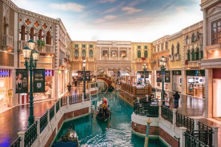 Téléchargez les photos : 11 octobre 2019 : Balade en gondole au canal de San Luca à Macao vénitien, un hôtel-casino à Macao, en Chine. C'est le plus grand hôtel à structure unique en Asie officiellement ouvert le 28 août 2007. - en image libre de droit