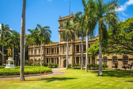 Foto de Estatuas de Kamehameha y Tribunal Supremo del Estado en Honolulu, Hawai - Imagen libre de derechos