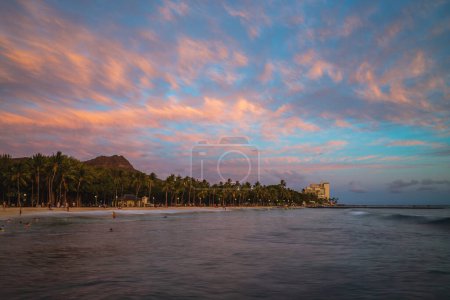 Téléchargez les photos : Paysage de plage waikiki et montagne de tête de diamant dans l'île d'Oahu, Hawaï - en image libre de droit