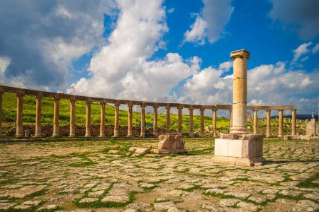 Téléchargez les photos : Forum ovale et Cardo Maximus à Jerash, Jordanie - en image libre de droit