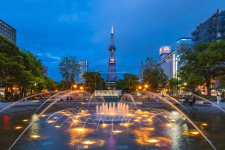 Foto de 4 de junio de 2023: Torre de televisión Sapporo en Odori Park en Sapporo, Hokkaido, Japón. Es una torre de radiodifusión y televisión construida en 1957 con una plataforma de observación a 90,38 metros sobre el suelo. - Imagen libre de derechos