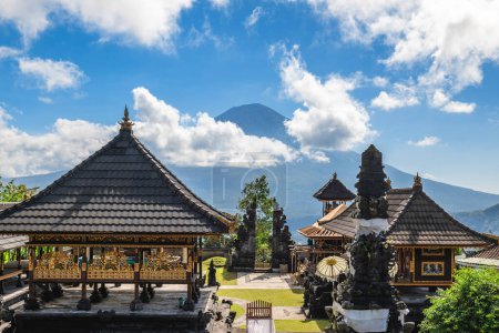 Paisaje del Templo de Lempuyang con fondo Gunung Batur en bali, indonesia