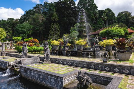 Foto de Tirta Gangga, un antiguo palacio real en el este de Bali, Indonesia - Imagen libre de derechos