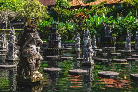 Foto de Tirta Gangga, un antiguo palacio real en el este de Bali, Indonesia - Imagen libre de derechos