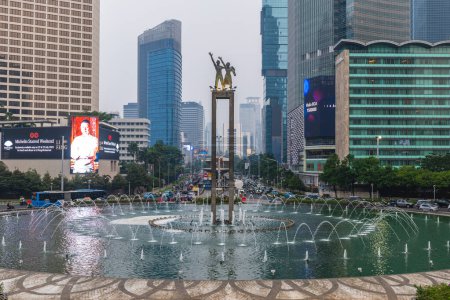 Téléchargez les photos : 12 juillet 2023 : Selamat Datang Monument situé à l'hôtel Indonesia Roundabout dans le centre de Jakarta, Indonésie. Il a été achevé en 1962 par le sculpteur Edhi Sunarso. Selamat Datang est indonésien Bienvenue. - en image libre de droit