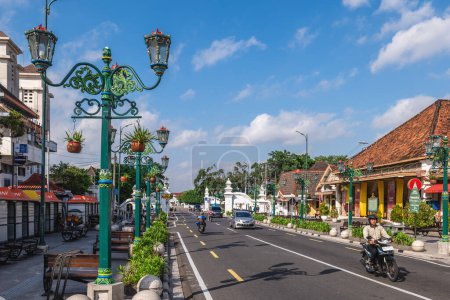 Téléchargez les photos : 17 juillet 2023 : Le point zéro kilomètre de Yogyakarta, une zone carrefour à Gondomanan, Yogyakarta, qui est souvent visité par les touristes en raison de son emplacement stratégique et à proximité de nombreuses attractions. - en image libre de droit