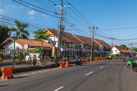 Téléchargez les photos : 17 juillet 2023 : vue de rue de Yogyakarta, Indonésie devant la gare de Yogyakarta. Il y a de nombreux cafés et restaurants locaux dans la rue Jalan Pasar Kembang. - en image libre de droit