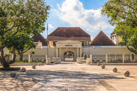 Foto de Museo Fort Vredeburg, una antigua fortaleza colonial en Yogyakarta, Indonesia. Traducción: fortaleza de paz - Imagen libre de derechos