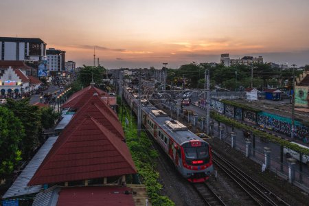 Téléchargez les photos : 16 juillet 2023 : Gare de Yogyakarta, alias Gare de Tugu, une gare située dans le centre de Yogyakarta, Indonésie et désignée patrimoine culturel par le gouvernement de la région spéciale. - en image libre de droit