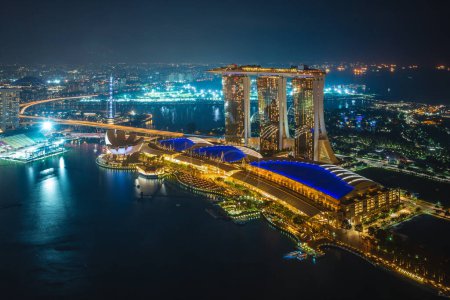 Téléchargez les photos : 10 août 2018 : Paysage de singapore au bord de la baie de la marina avec le célèbre bâtiment emblématique comme le sable, le musée des sciences de l'art et Singapore Flyer. C'est le nouveau centre-ville construit sur un terrain récupéré. - en image libre de droit