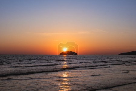 Téléchargez les photos : Coucher de soleil sur la plage Tanjung Aru à Kota Kinabalu, Sabah, Malaisie - en image libre de droit