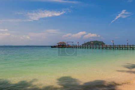 Téléchargez les photos : Jetée de l'île de Manukan, une île du parc national Tunku Abdul Rahman à Sabah, Malaisie - en image libre de droit
