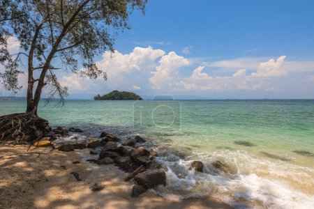 Foto de Paisaje de la isla de Manukan, una isla del Parque Nacional Tunku Abdul Rahman en Sabah, Malasia - Imagen libre de derechos