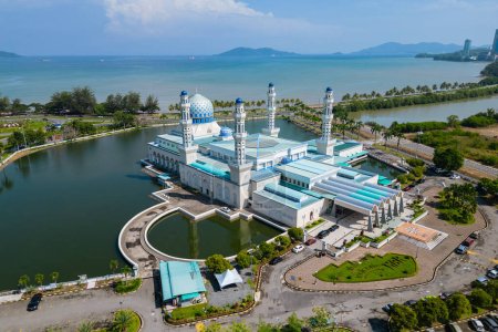 Foto de Mezquita de la ciudad de Kota Kinabalu, Masjid Bandaraya, la mezquita flotante en Sabah, Malasia - Imagen libre de derechos